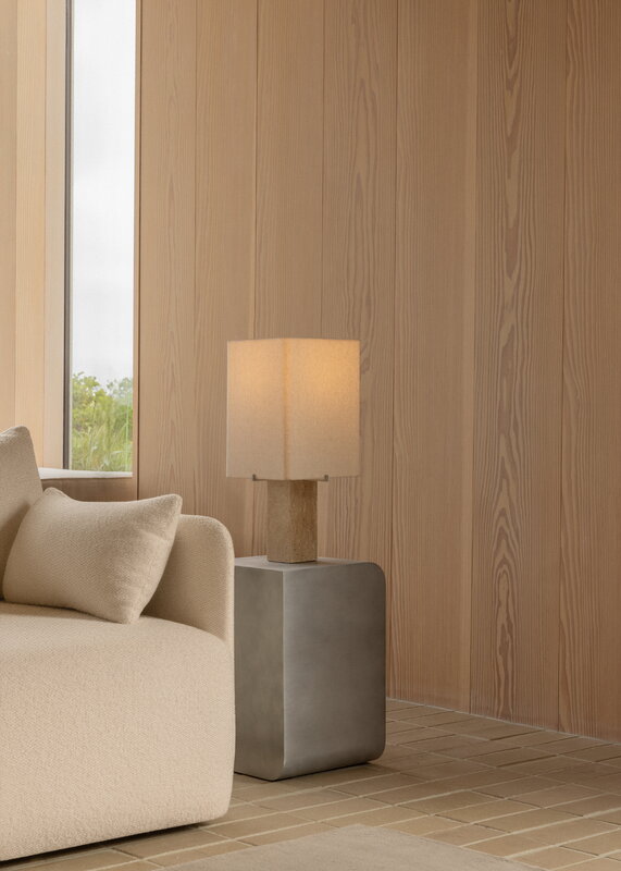 Audo Copenhagen Lampe de table Nonna, 49 cm, travertin sable - textile sable, image décorative