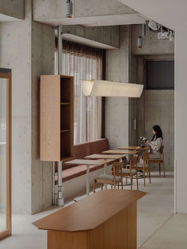Karimoku Case A-DC03 ruokapöydän tuoli, lakattu tammi - beige Maple 0222, sisustuskuva