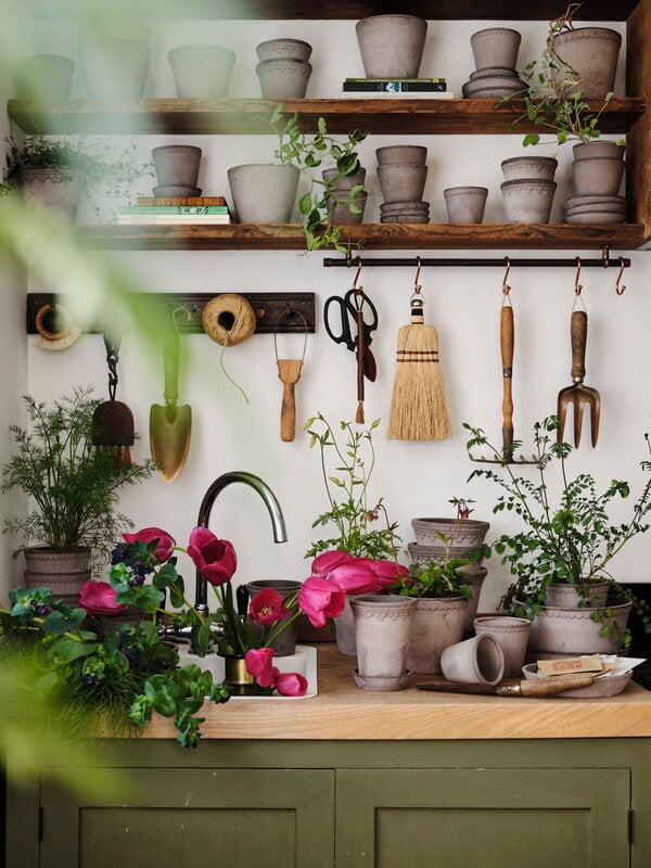 Bergs Potter Københavner Blumentopf mit Untersetzer, rohgrau, dekorationsbild