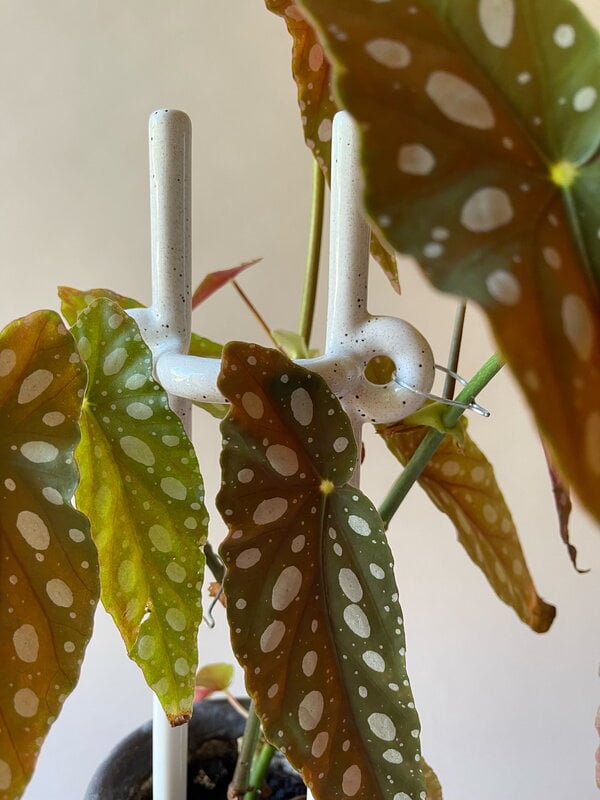 Bergs Potter Folk plant stake, Hinto, glazed pebble white, decoration image