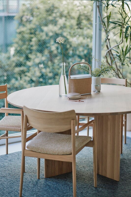 Karimoku Case A-DT03 dining table, round, 150 cm, lacquered oak, decoration image