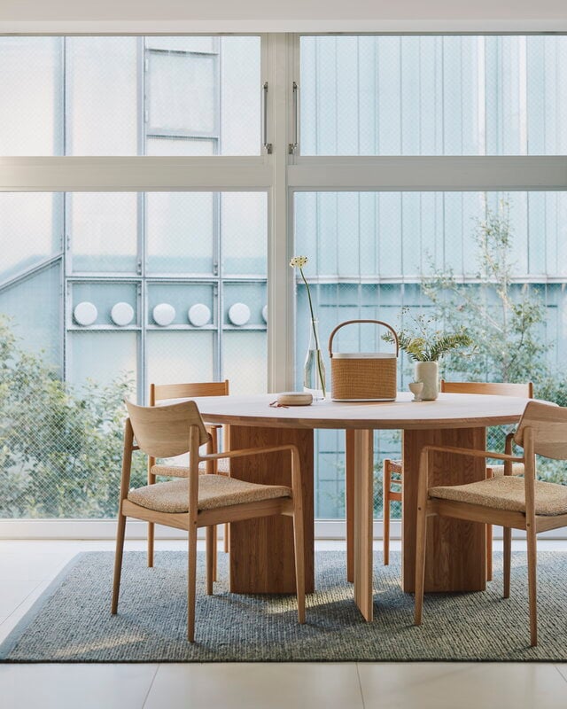 Karimoku Case A-DT03 dining table, round, 150 cm, lacquered oak, decoration image