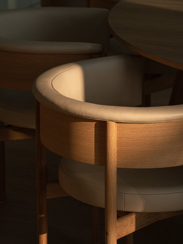 Karimoku Case N-SC01 side chair, lacquered oak - greige Vidar 4 0222, decoration image