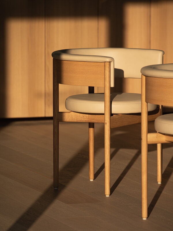 Karimoku Case N-SC01 side chair, lacquered oak - greige Vidar 4 0222, decoration image