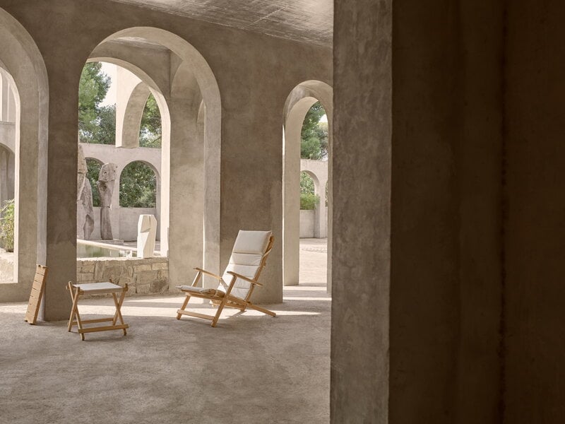 Carl Hansen & Søn BM5568 silla de terraza con cojín, teca - Heritage Papyrus 18006, imagen de decoración