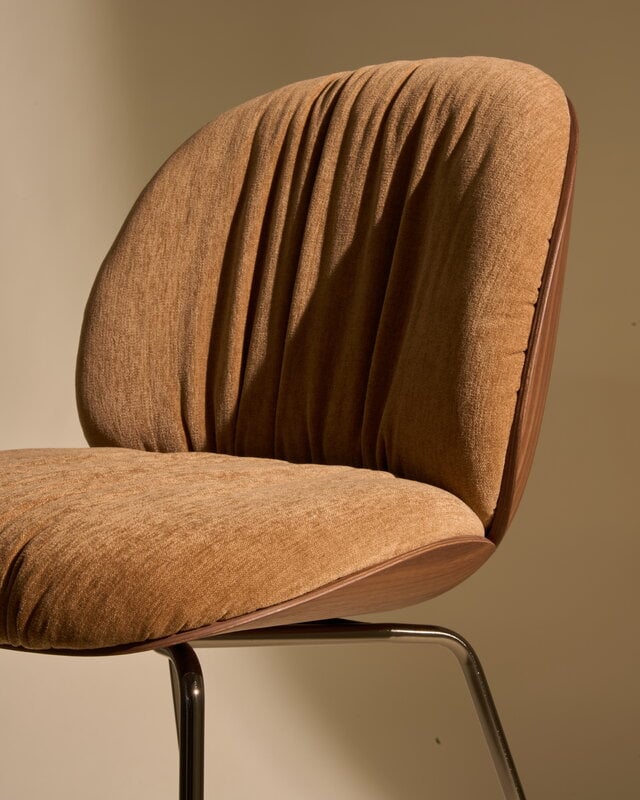GUBI Beetle Soft dining chair, conic black chrome - walnut - Belsuede 132 brown, decoration image