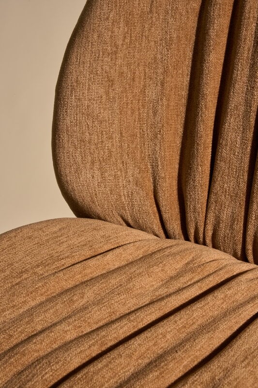 GUBI Beetle Soft dining chair, conic black chrome - walnut - Belsuede 132 brown, decoration image
