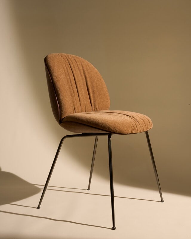 GUBI Beetle Soft dining chair, conic black chrome - walnut - Belsuede 132 brown, decoration image