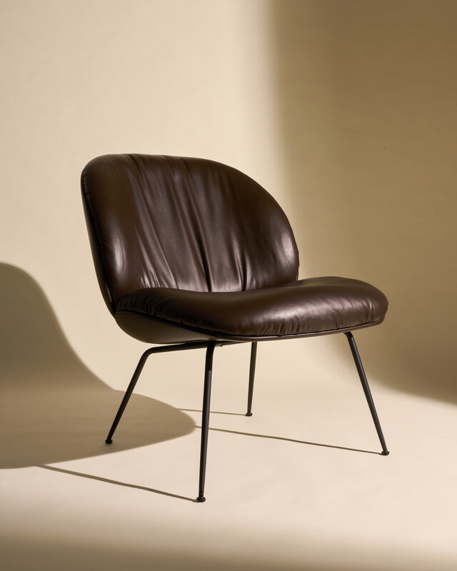 GUBI Fauteuil Beetle Soft, conique noir mat - Cuir Smooth Coffee, image décorative