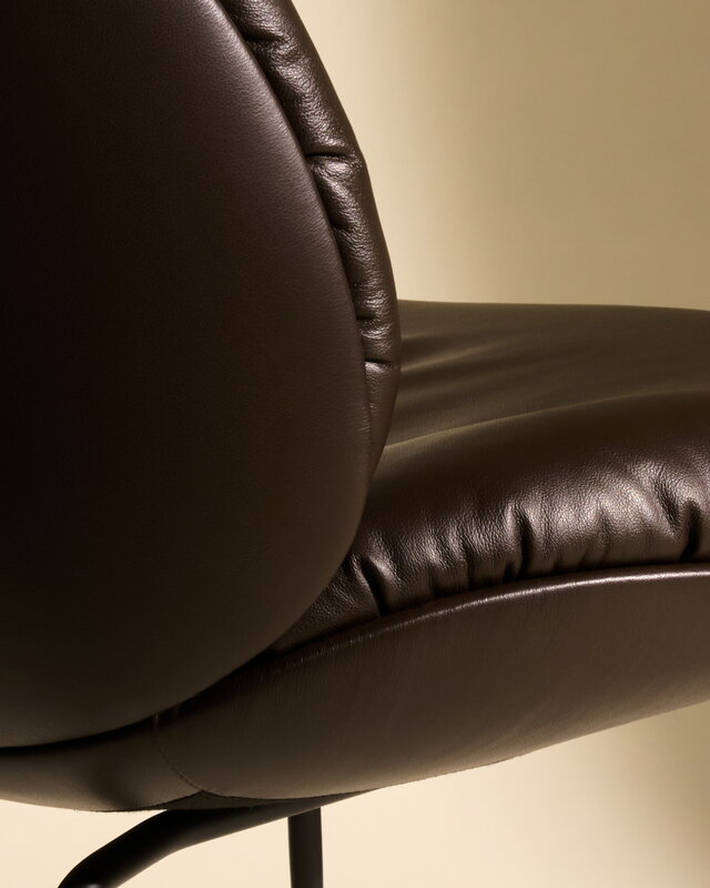GUBI Fauteuil Beetle Soft, conique noir mat - Cuir Smooth Coffee, image décorative