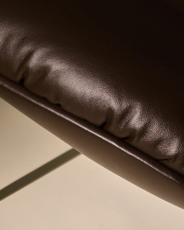 GUBI Fauteuil Beetle Soft, conique noir mat - Cuir Smooth Coffee, image décorative