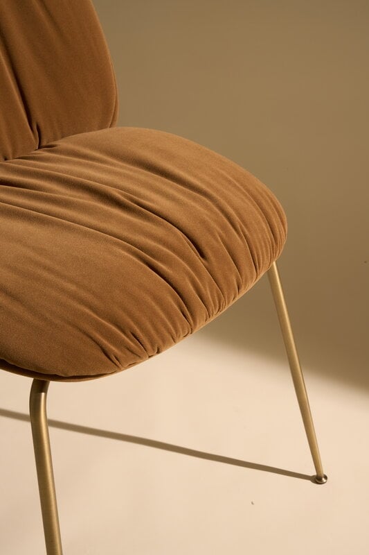 GUBI Beetle Soft matstol, conic antik mässing - Sunday 112 brun, dekorationsbild