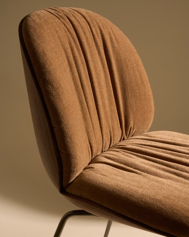 GUBI Beetle Soft dining chair, conic black chrome - walnut - Belsuede 132 brown, decoration image
