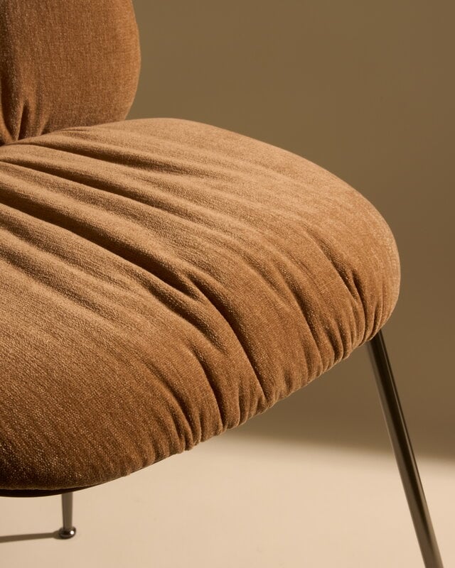 GUBI Beetle Soft dining chair, conic black chrome - walnut - Belsuede 132 brown, decoration image