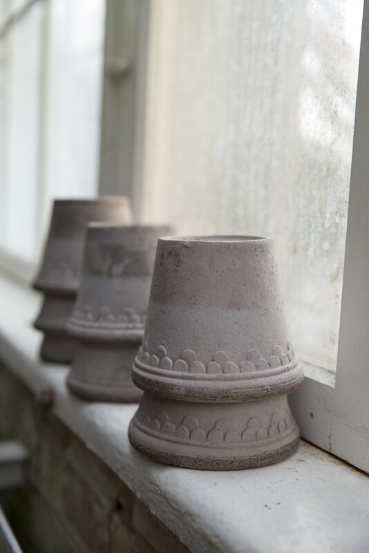 Bergs Potter Københavner Blumentopf mit Untersetzer, rohgrau, dekorationsbild