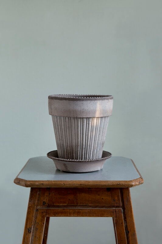 Bergs Potter Simona Blumentopf mit Untersetzer, rohgrau, dekorationsbild
