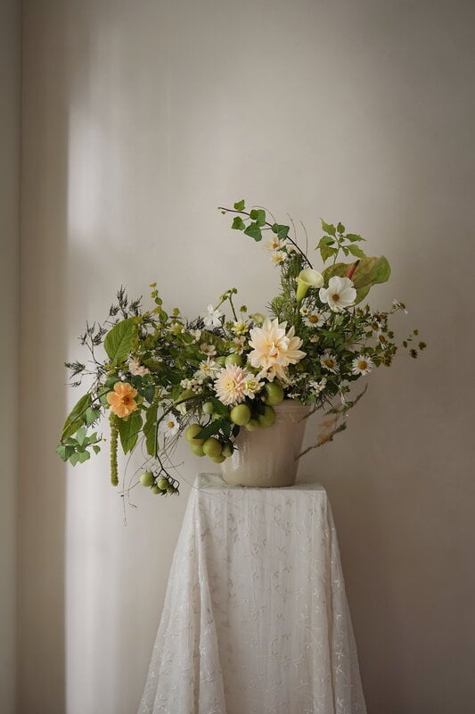 Bergs Potter Københavner maceta con plato, gres esmaltado color arena, imagen de decoración