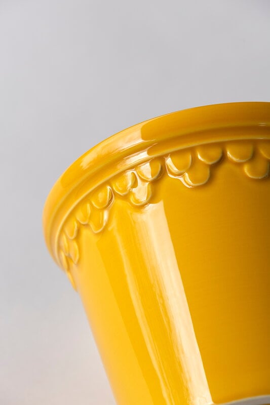 Bergs Potter Københavner kukkaruukku alusella, lasitettu amber yellow, sisustuskuva