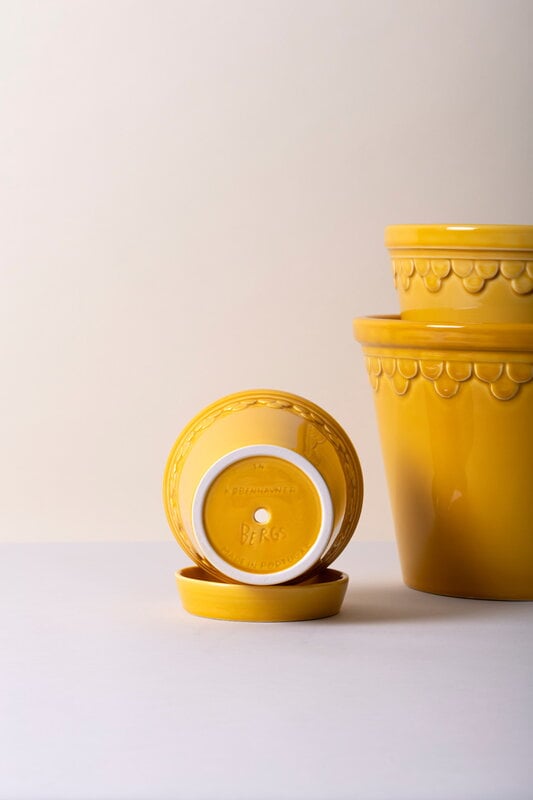 Bergs Potter Københavner kukkaruukku alusella, lasitettu amber yellow, sisustuskuva