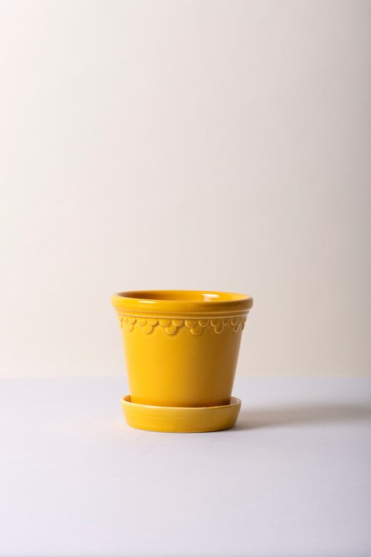 Bergs Potter Københavner kukkaruukku alusella, lasitettu amber yellow, sisustuskuva