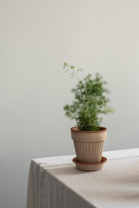 Bergs Potter Simona Blumentopf mit Untersetzer, Raw Rosa, dekorationsbild