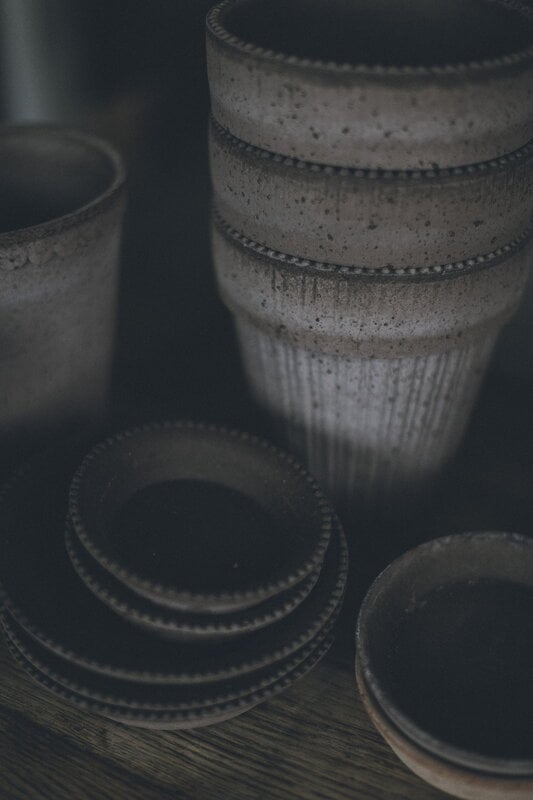 Bergs Potter Simona Blumentopf mit Untersetzer, rohgrau, dekorationsbild
