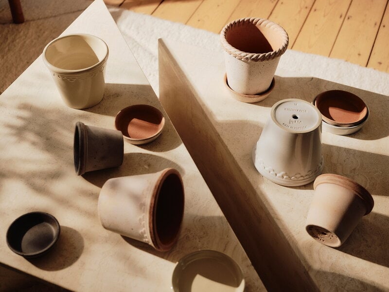 Bergs Potter Københavner maceta con plato, gres esmaltado color arena, imagen de decoración