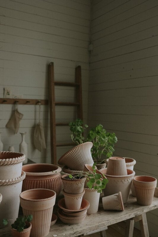 Bergs Potter Simona Blumentopf mit Untersetzer, Raw Rosa, dekorationsbild