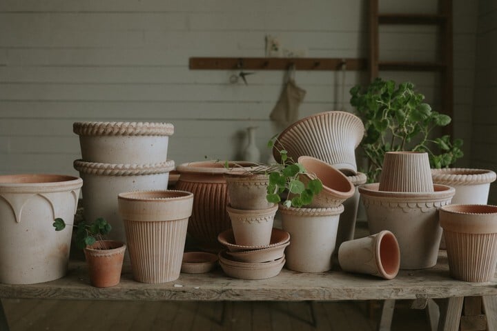 Bergs Potter Simona Blumentopf mit Untersetzer, Raw Rosa, dekorationsbild