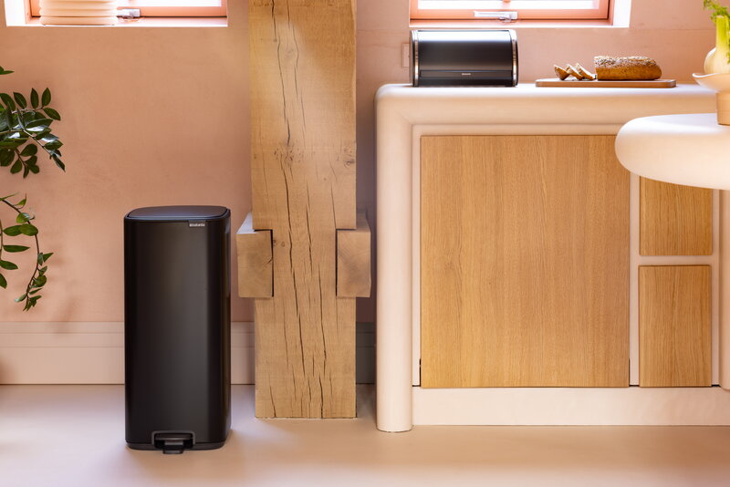 Brabantia Bo Pedal Bin 30 L, negro mate, imagen de decoración