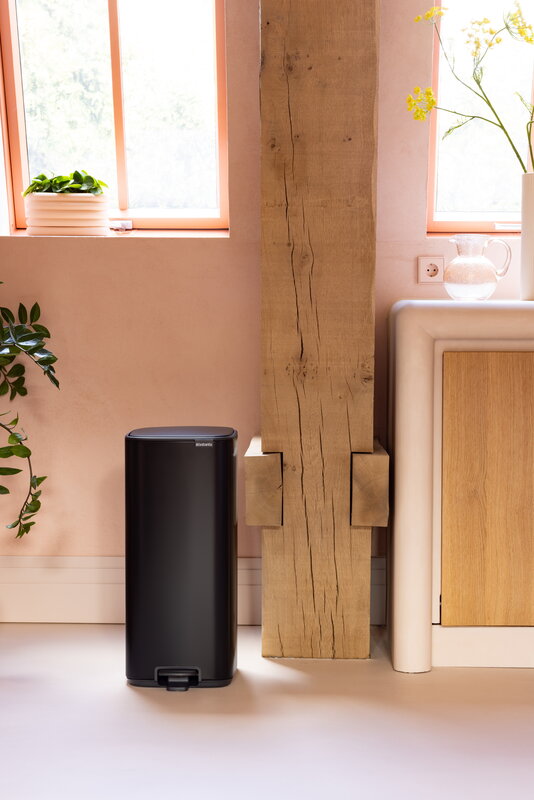 Brabantia Bo Pedal Bin 30 L, negro mate, imagen de decoración
