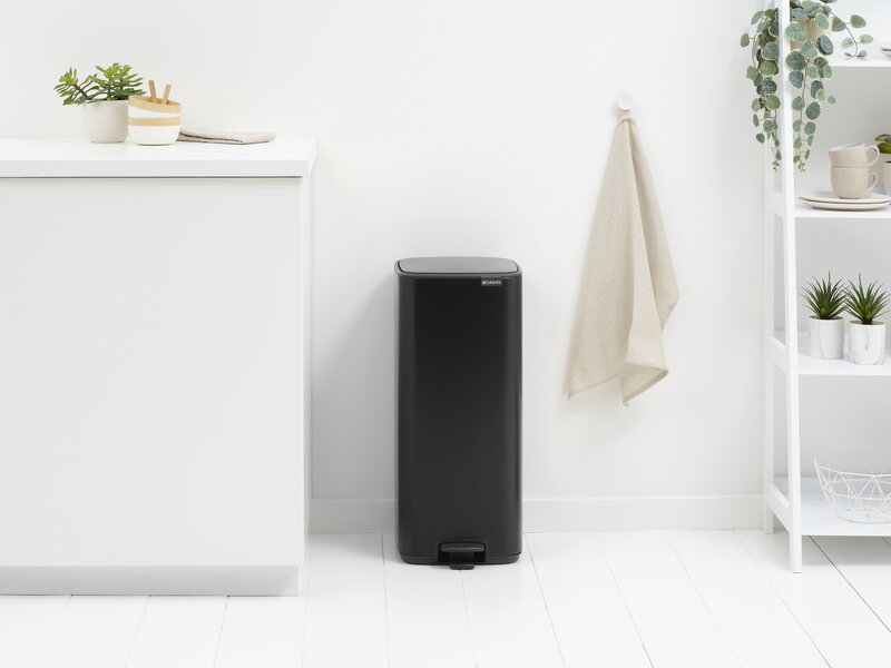 Brabantia Bo Pedal Bin 30 L, negro mate, imagen de decoración