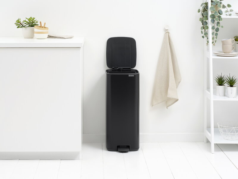 Brabantia Bo Pedal Bin 30 L, negro mate, imagen de decoración