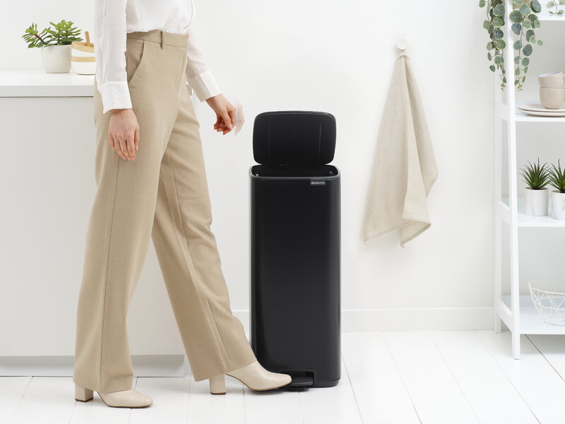 Brabantia Bo Pedal Bin 30 L, negro mate, imagen de decoración