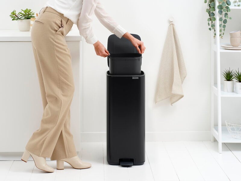 Brabantia Bo Pedal Bin 30 L, negro mate, imagen de decoración