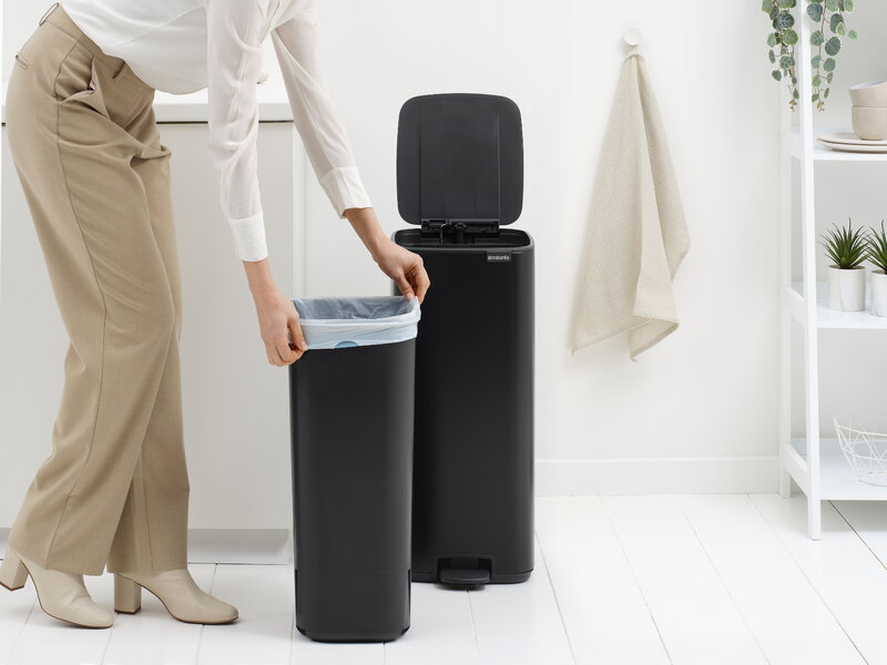 Brabantia Bo Pedal Bin 30 L, negro mate, imagen de decoración