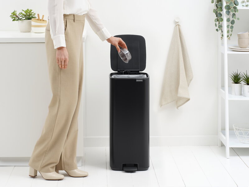 Brabantia Bo Pedal Bin 30 L, negro mate, imagen de decoración