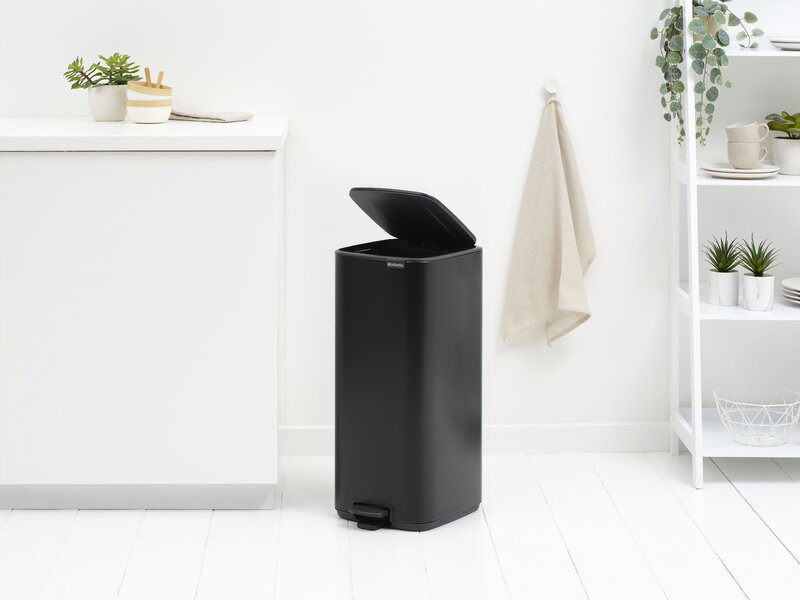 Brabantia Bo Pedal Bin 30 L, negro mate, imagen de decoración