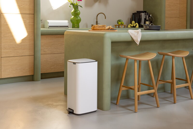 Brabantia Bo Pedal Bin 30 L, blanco, imagen de decoración