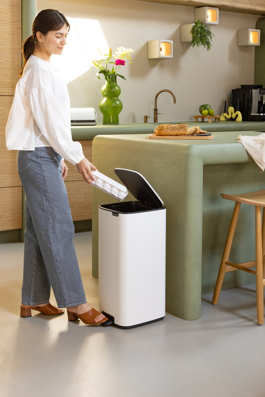 Brabantia Bo Pedal Bin 30 L, blanco, imagen de decoración