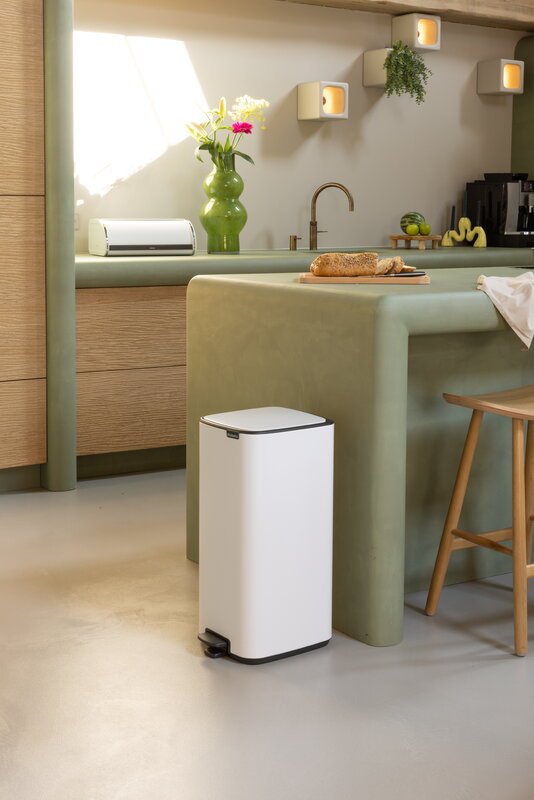 Brabantia Bo Pedal Bin 30 L, blanco, imagen de decoración