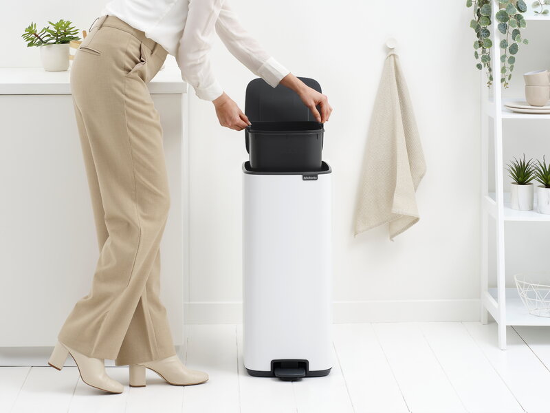 Brabantia Bo Pedal Bin 30 L, blanco, imagen de decoración