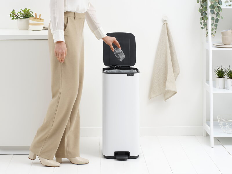 Brabantia Bo Pedal Bin 30 L, blanco, imagen de decoración