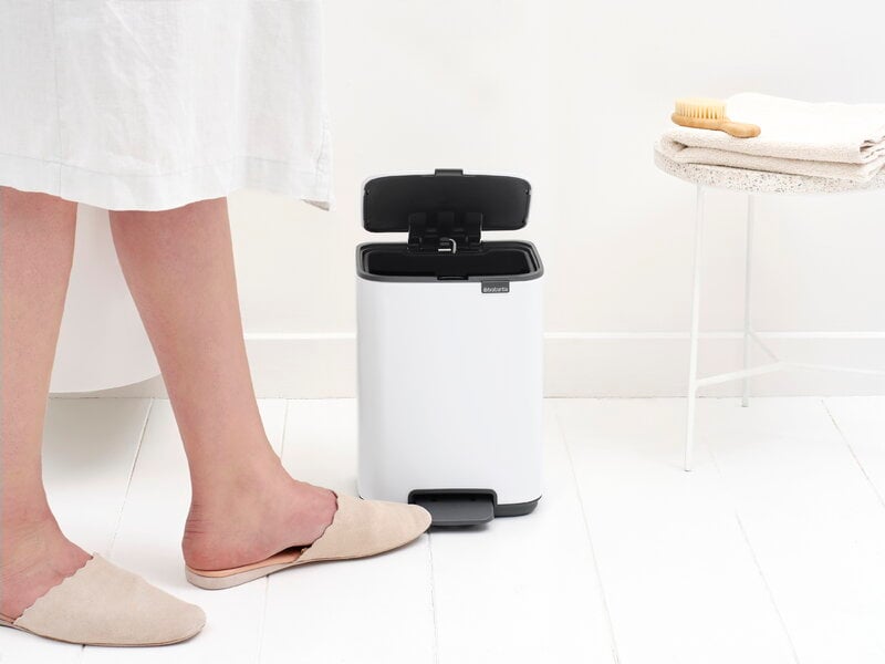 Brabantia Bo Pedal Bin 4 L, blanco, imagen de decoración