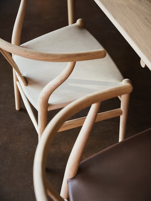 Carl Hansen & Søn CH24P Wishbone sedia, rovere insaponato - pelle Terra color sabbia, vista 5