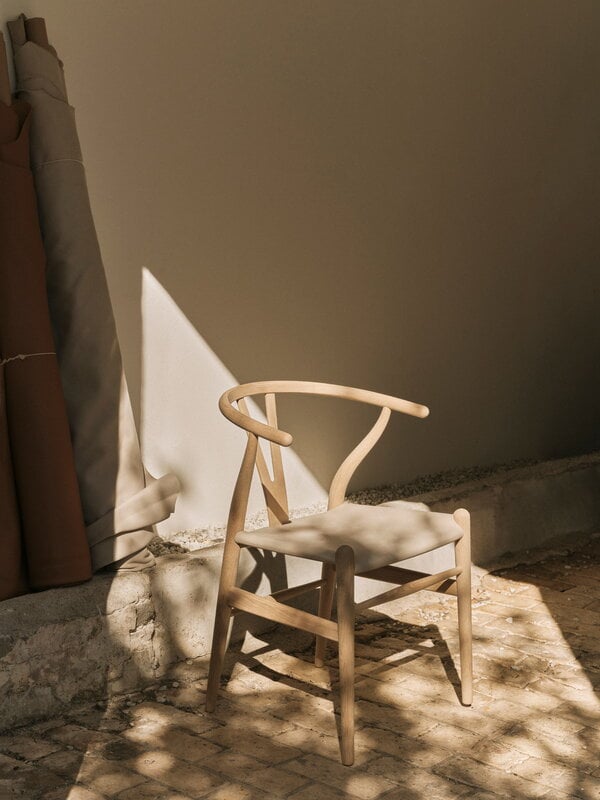 Carl Hansen & Søn CH24P Wishbone chair, soaped oak - Terra leather sand