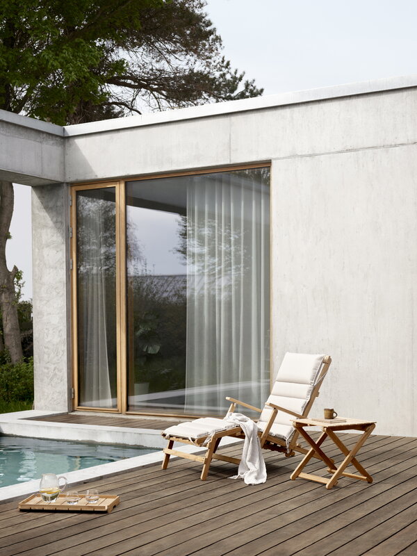 Carl Hansen & Søn BM5565 deck chair with footrest & cushion, teak - Heritage Papyrus 1, decoration image