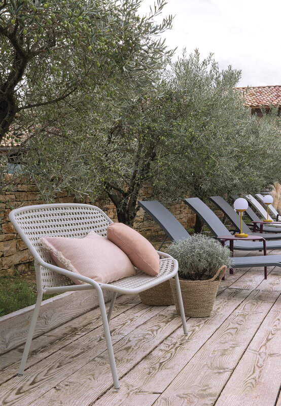 Fermob Croisette 3-seater XL bench, clay grey, decoration image
