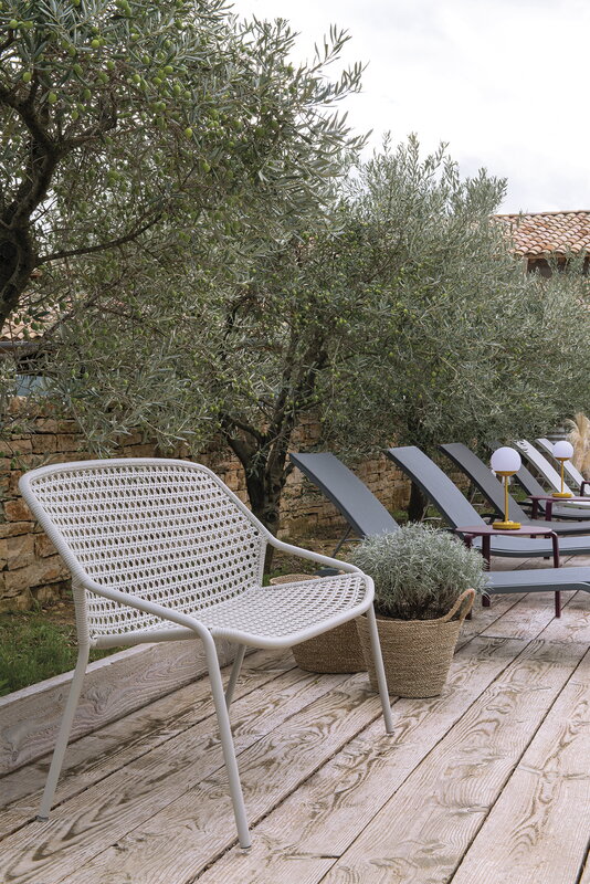 Fermob Croisette 3-seater XL bench, clay grey, decoration image