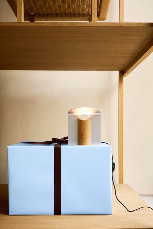 Carl Hansen & Søn RF200 Petal table lamp, oiled oak - brushed aluminium, decoration image